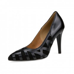 Nicolo Ferretti moteriški bateliai