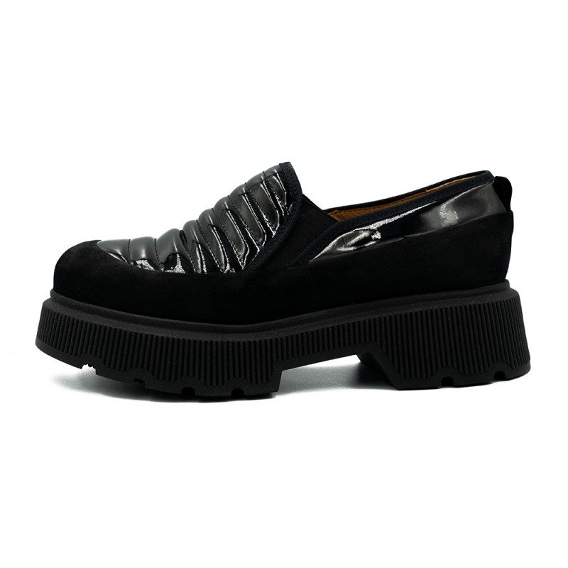 Nicolo Ferretti moteriški bateliai