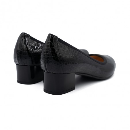 Nicolo Ferretti moteriški bateliai