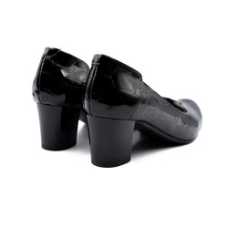 Nicolo Ferretti moteriški bateliai