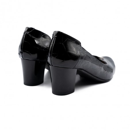 Nicolo Ferretti moteriški bateliai