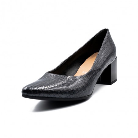 Nicolo Ferretti moteriški bateliai