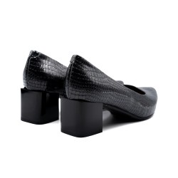 Nicolo Ferretti moteriški bateliai