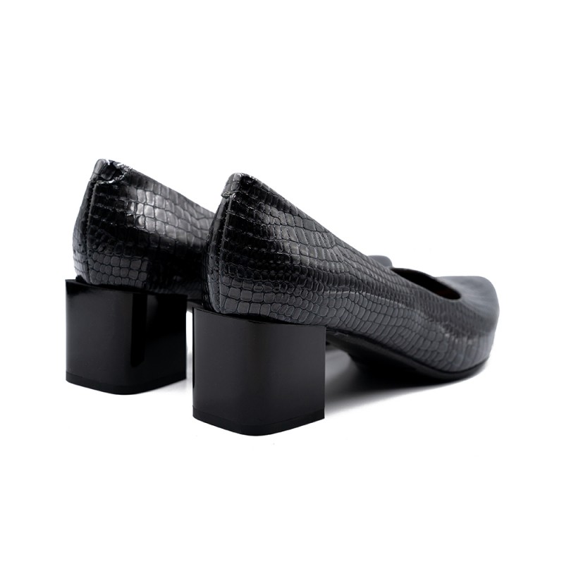 Nicolo Ferretti moteriški bateliai