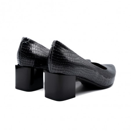 Nicolo Ferretti moteriški bateliai