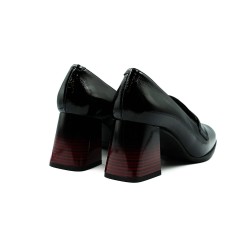 Nicolo Ferretti moteriški bateliai