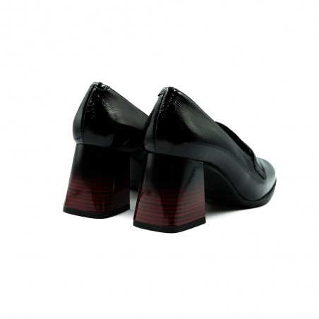 Nicolo Ferretti moteriški bateliai