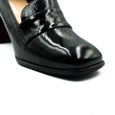 Nicolo Ferretti moteriški bateliai