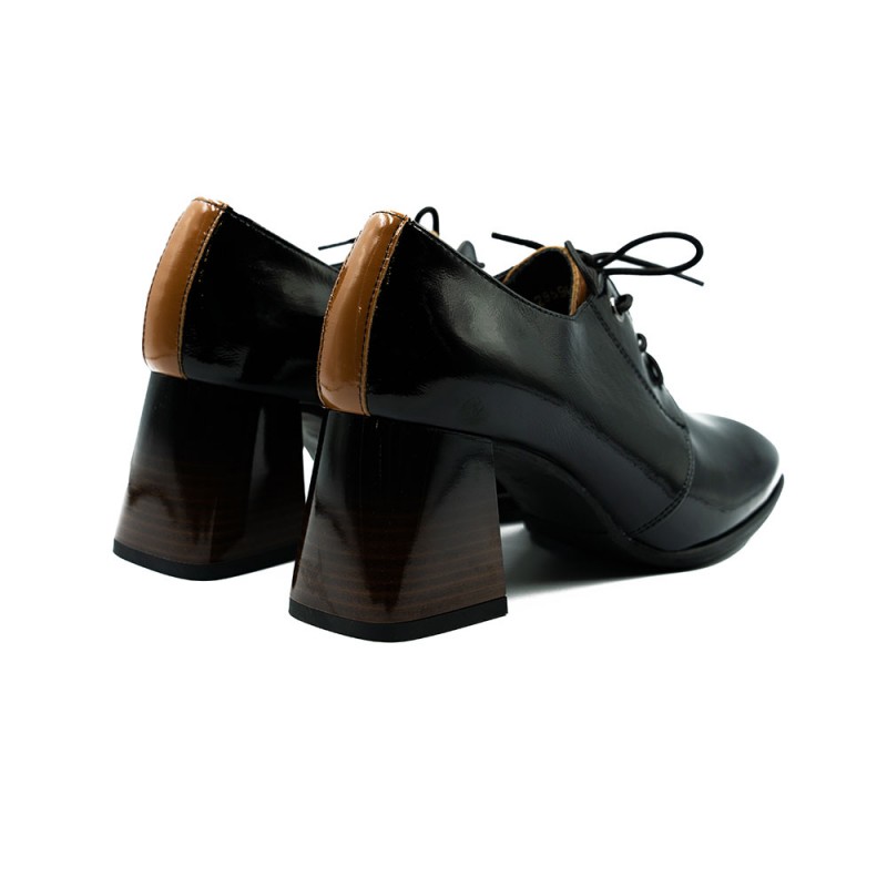 Nicolo Ferretti moteriški bateliai