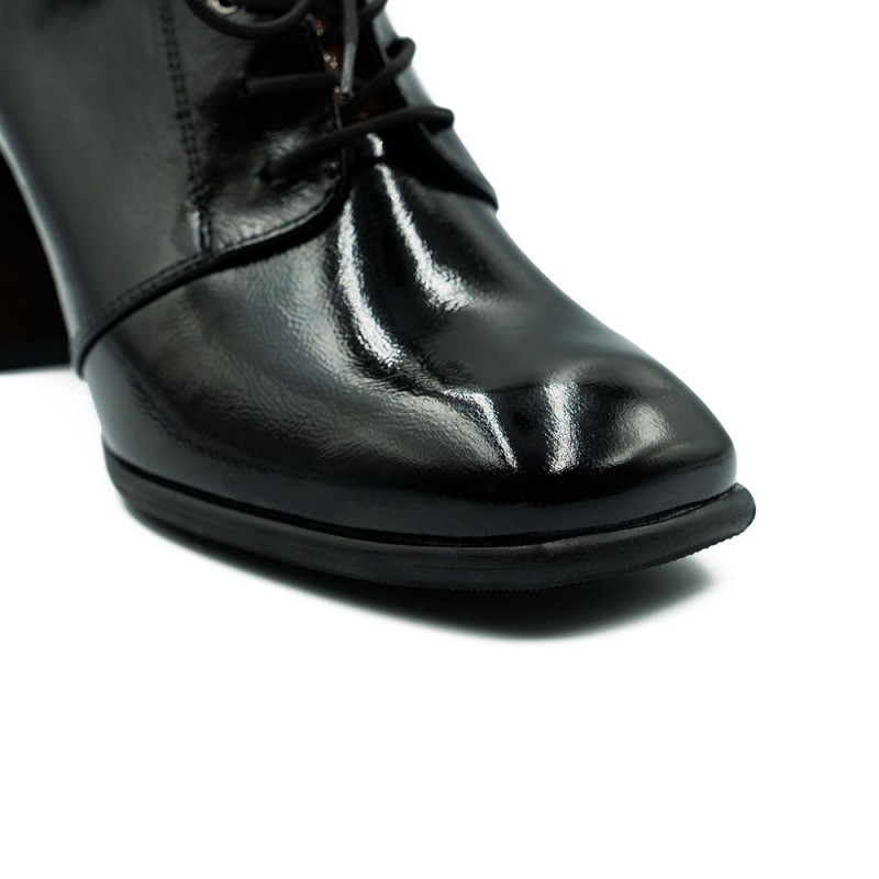 Nicolo Ferretti moteriški bateliai