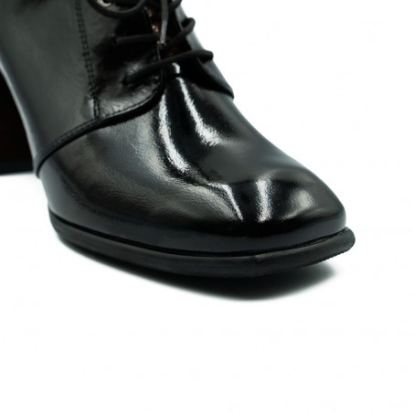 Nicolo Ferretti moteriški bateliai