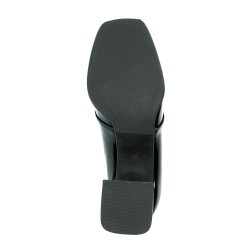 Nicolo Ferretti moteriški bateliai