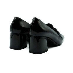 Nicolo Ferretti moteriški bateliai