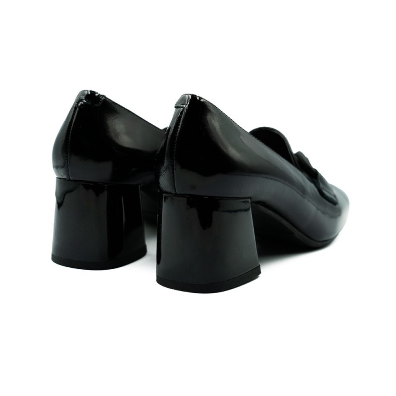 Nicolo Ferretti moteriški bateliai