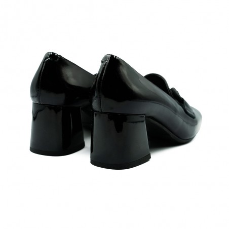 Nicolo Ferretti moteriški bateliai