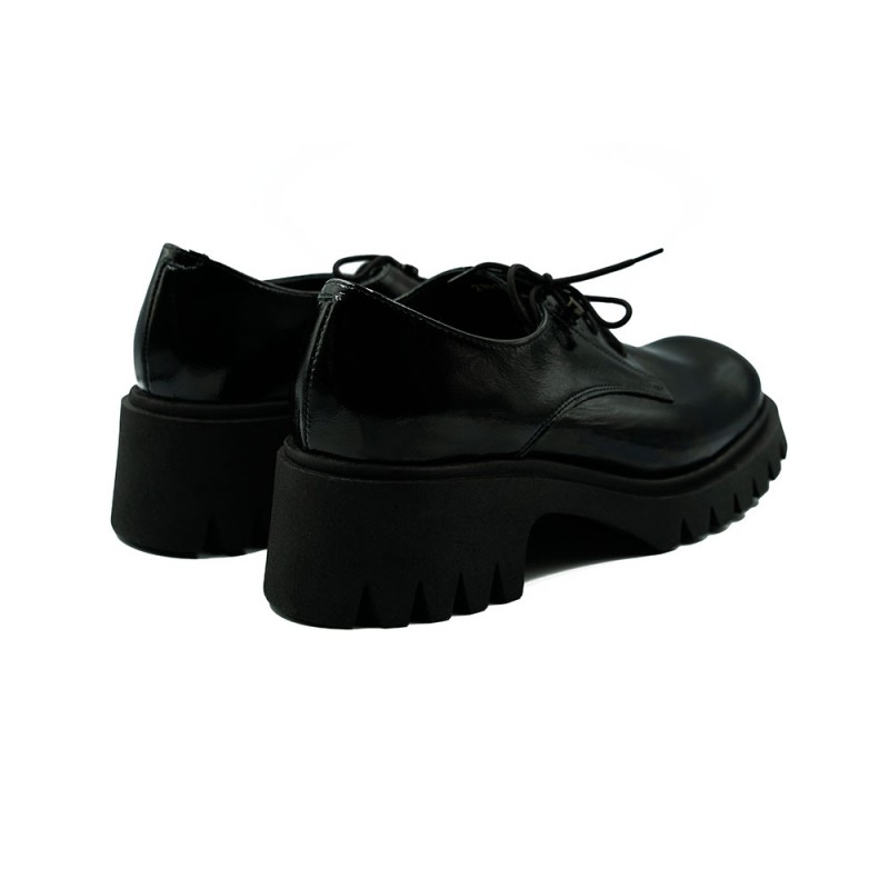 Nicolo Ferretti moteriški bateliai