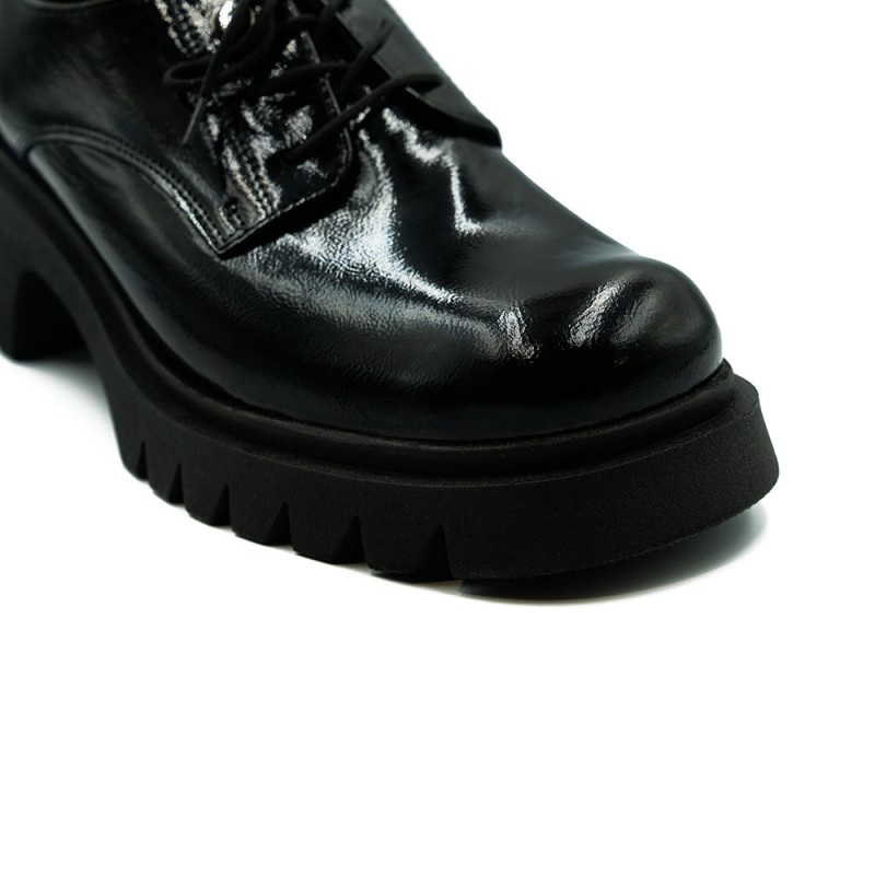 Nicolo Ferretti moteriški bateliai