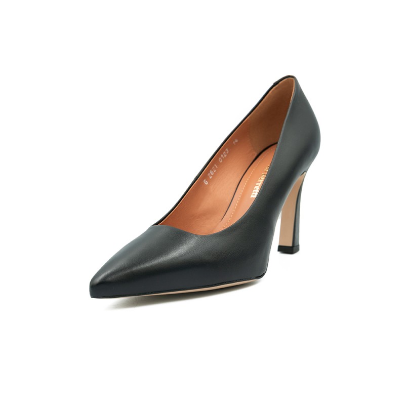 Nicolo Ferretti moteriški bateliai