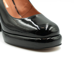 Nicolo Ferretti moteriški bateliai