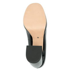 Nicolo Ferretti moteriški bateliai