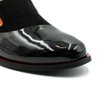 Nicolo Ferretti moteriški bateliai