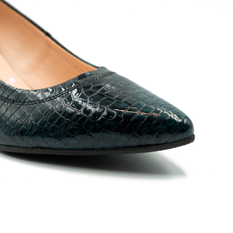 Nicolo Ferretti moteriški bateliai