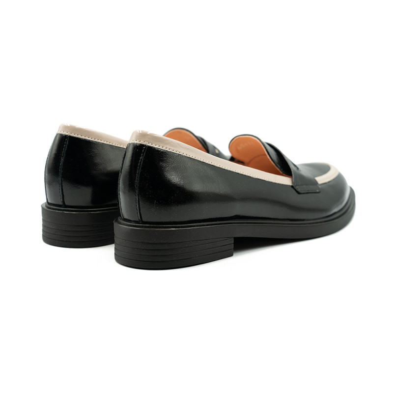 Nicolo Ferretti moteriški bateliai