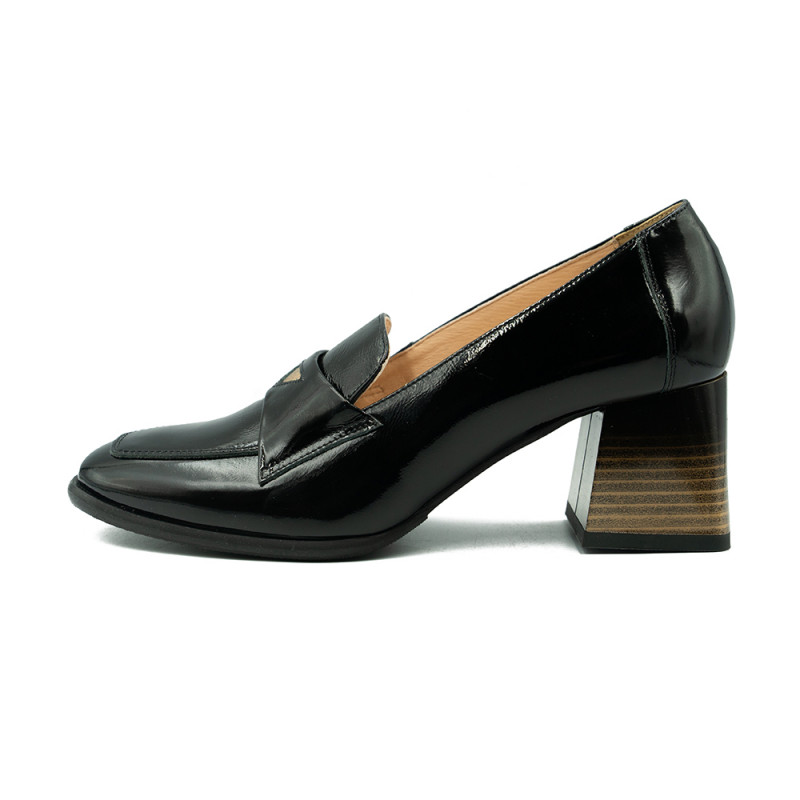 Nicolo Ferretti moteriški bateliai