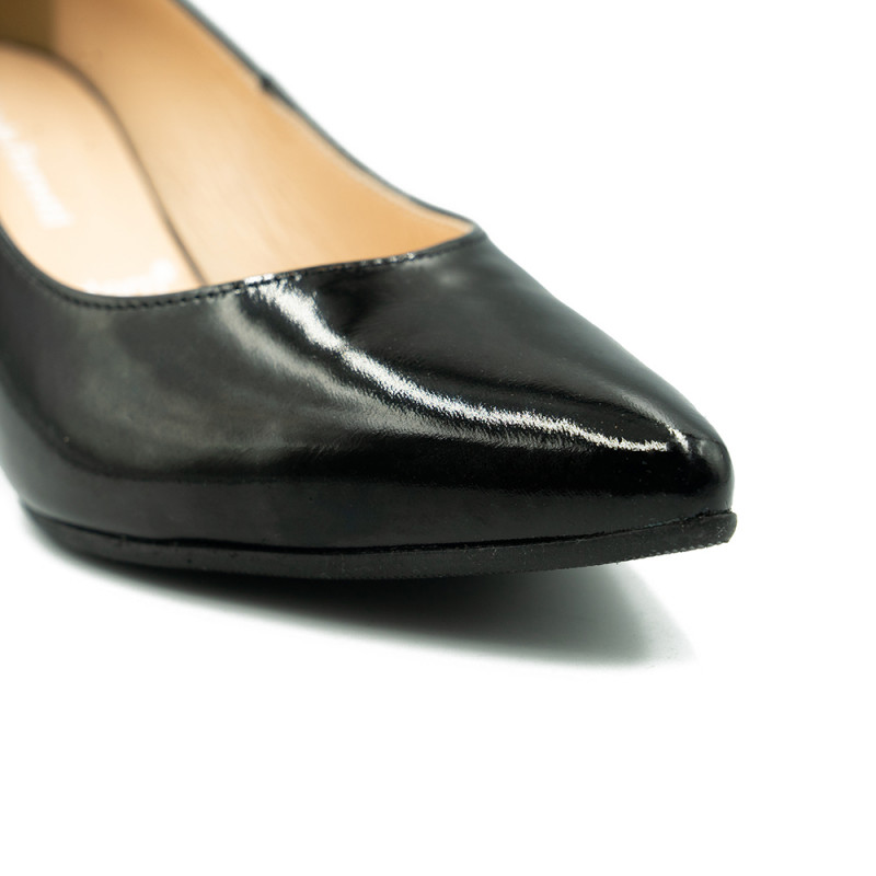 Nicolo Ferretti moteriški bateliai