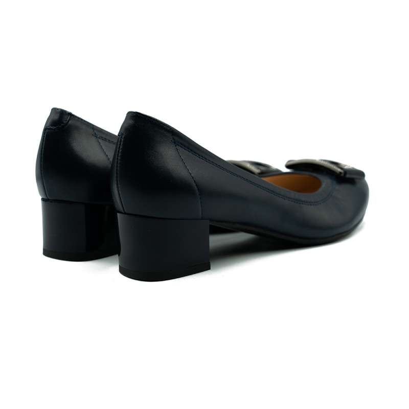 Nicolo Ferretti moteriški bateliai