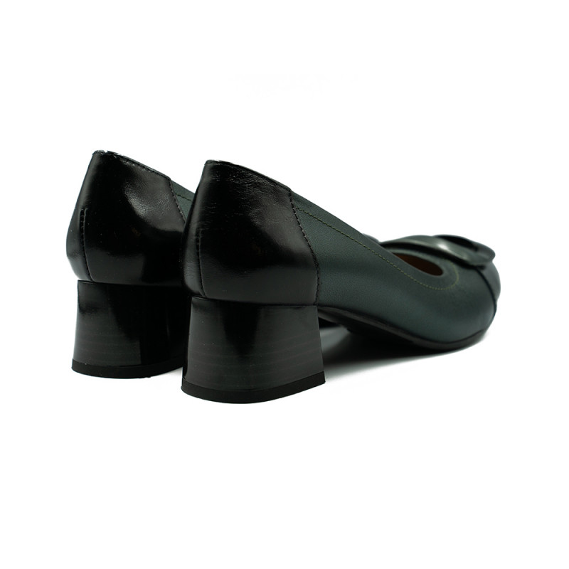 Nicolo Ferretti moteriški bateliai