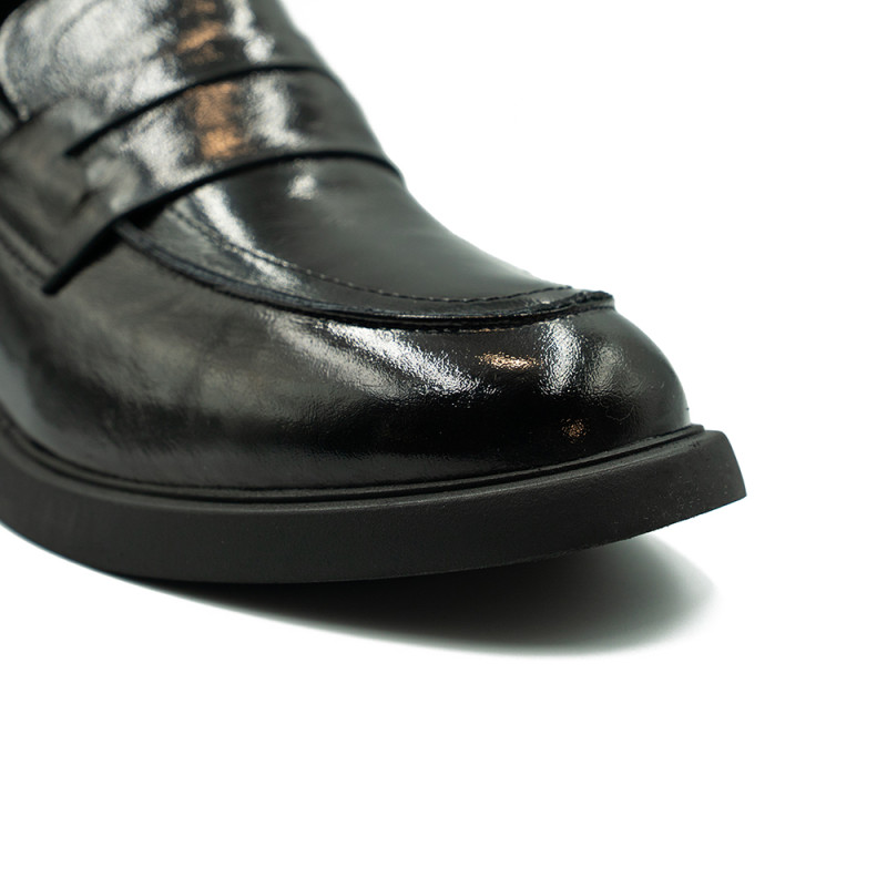 Nicolo Ferretti moteriški bateliai