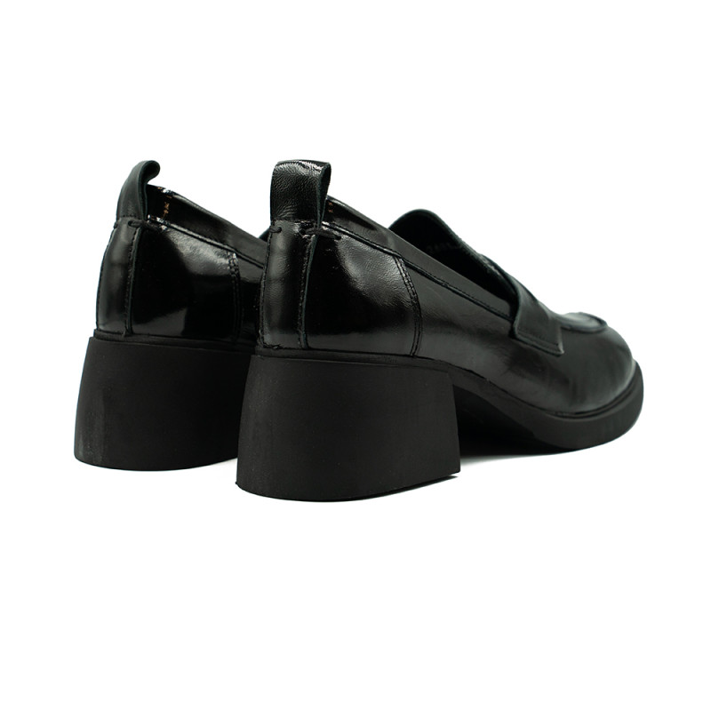 Nicolo Ferretti moteriški bateliai